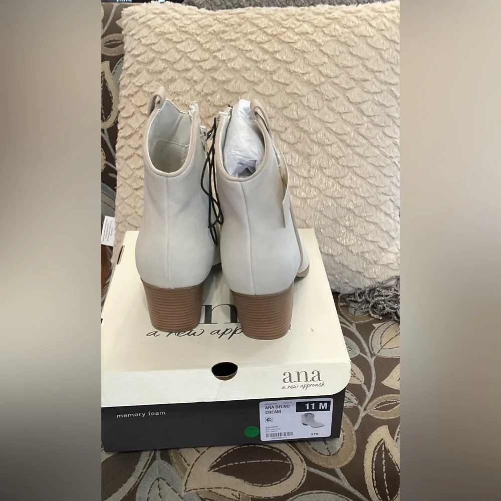 a.n.a. Womens Delno Stacked Heel Cream‎ Bootie Size 11M